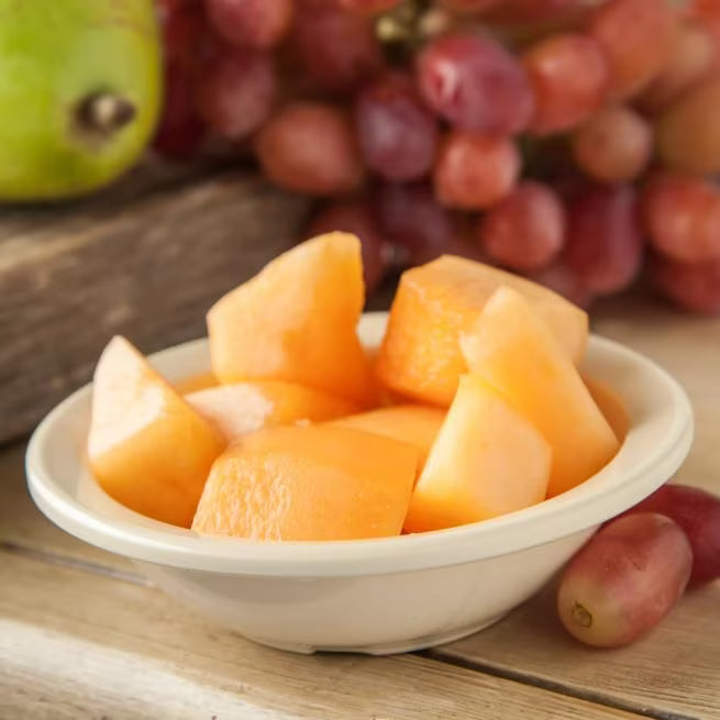 Serve fruit, desserts, and side dishes with confidence using the KL80525 Tan Melamine Rimmed Fruit Bowl. This 4.75 oz break resistant bowl is ideal for restaurants, cafeterias, catering services, and home dining.