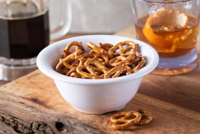 10 oz White Sierrus Melamine Rimmed Nappie Bowl with commercial grade durability, shatter resistant construction and temperature insulated design. Perfect for soups, cereals, salads, desserts and foodservice applications.
