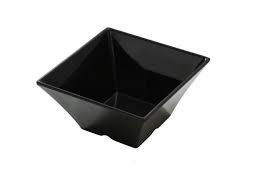 Yanco Square Bowl RM-4106BK is a stylish and durable choice for any food-serving establishment. With a 26 oz. capacity and dimensions of 6 x 3 inches, this bowl is perfect for serving rice, soups, guacamole, noodles, and appetizers. Crafted from high-quality melamine, it offers the look of ceramic while being break-resistant, making it an excellent option for high-volume use in restaurants, cafes, and catered events.