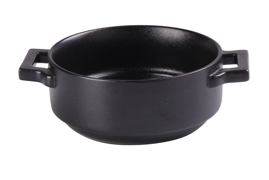 Yanco Bake Plate With Handle NB-907 brings modern elegance and functional durability to any kitchen or dining setup. Crafted from matte black porcelain, this 20 oz bake plate is perfect for oven-to-table service, making it ideal for baked appetizers, individual casseroles, desserts, side dishes, and more. Its sturdy side handles ensure easy carrying, while the sleek black finish enhances presentation in restaurants, hotels, catering events, and home dining spaces.