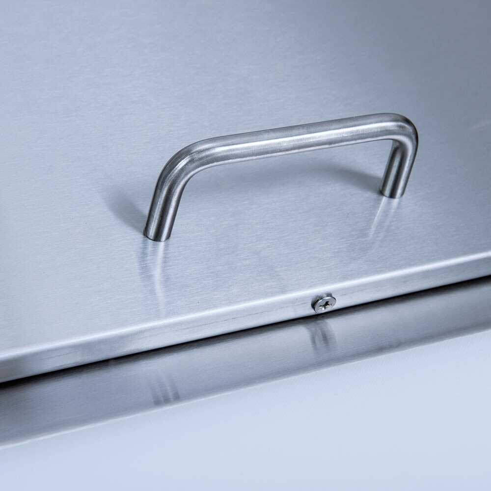 Coldline SP27 27-inch refrigerated sandwich prep table with a cutting board and food pans. Ideal for foodservice, it features a spacious top for easy prep and storage, enhancing efficiency in sandwich preparation.