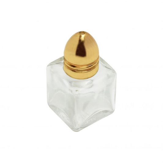 Thunder Group Cube Salt & Pepper Shaker brings modern elegance to your tabletop with its unique cube shape, clear glass body, and striking gold cap. Ideal for restaurants, hotels, and catered events, this 1/2 oz shaker is designed for precise seasoning while enhancing the overall dining experience. Measuring 1 1/2" x 1 1/2" and standing 3" tall, it offers a perfect balance of style and practicality for any refined foodservice setting.