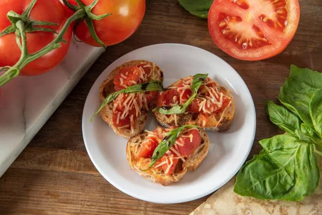 5.5" White Melamine Bread & Butter Plate with break-resistant, stain-resistant construction. Ideal for restaurants, cafés, catering, and home dining.