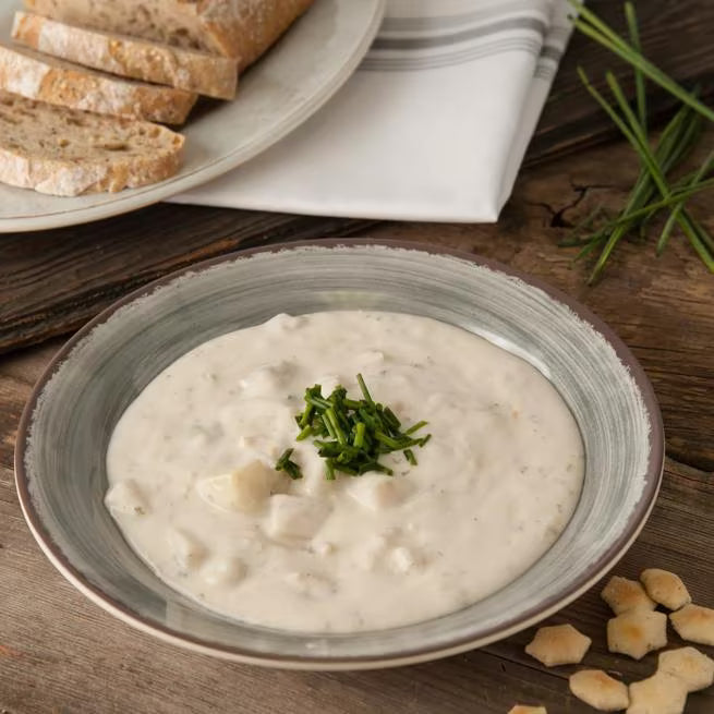 Serve soups, pasta, and salads with style using the 5400318 Smoke Melamine Rimmed Soup Bowl. This 28.5 oz break resistant bowl features a rustic pottery inspired design, making it ideal for restaurants, catering, buffets, and home dining.