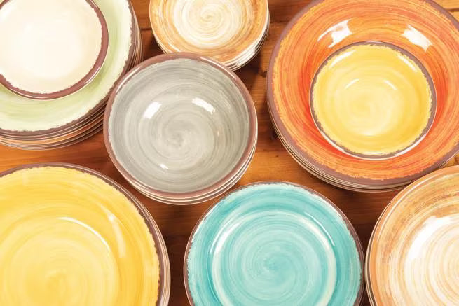 Serve soups, pasta, and salads with style using the 5400352 Fireball Melamine Rimmed Soup Bowl. This 28.5 oz break resistant bowl features a rustic pottery inspired design, making it ideal for restaurants, catering, buffets, and home dining.