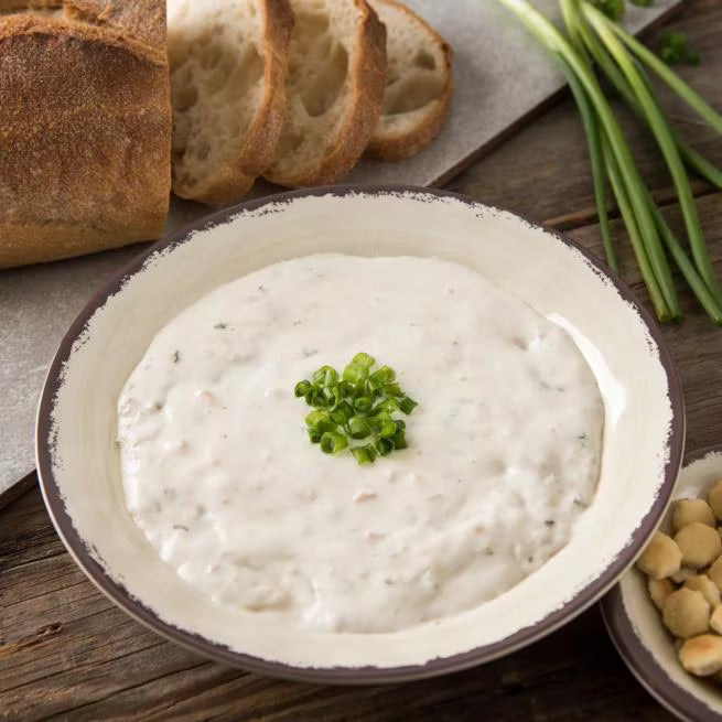 Serve soups, pasta, and salads with style using the 5400353 Sweet Cream Melamine Rimmed Soup Bowl. This 28.5 oz break resistant bowl features a rustic pottery inspired design, making it ideal for restaurants, catering, buffets, and home dining.
