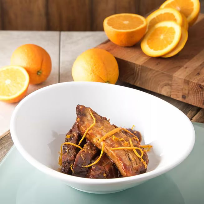 52 oz White Stadia Melamine Bowl with commercial grade break resistant construction and a modern organic shape. Perfect for serving large salads, pasta, grain bowls, noodle dishes, shared side dishes and family style servings.