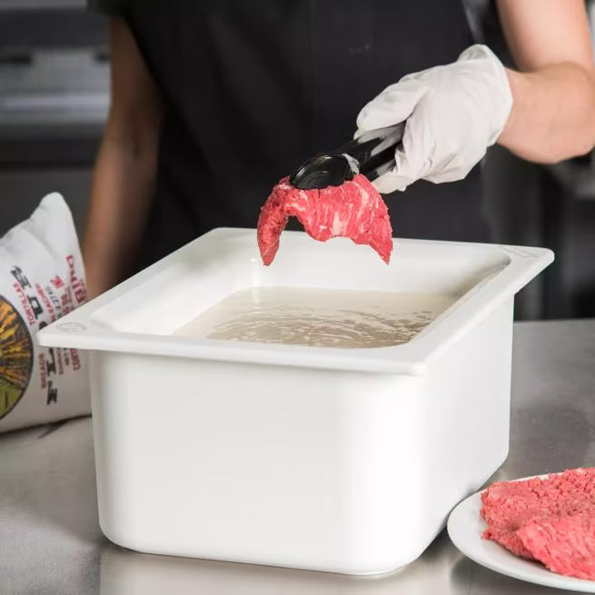 Keep cold foods safely chilled with the Half Size White Coldmaster Food Pan 6 Quart CM110102. This insulated gel filled food pan maintains temperatures for up to 8 hours without ice and is ideal for restaurants, buffets, catering operations, and commercial kitchens.