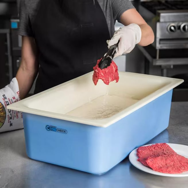 Monitor cold food temperatures with the 15 Quart White Blue Coldmaster CoolCheck Full Size Food Pan CM1100C1402. CoolCheck technology provides a visual temperature indicator while refrigerant gel keeps food at or below 40°F for up to 8 hours.