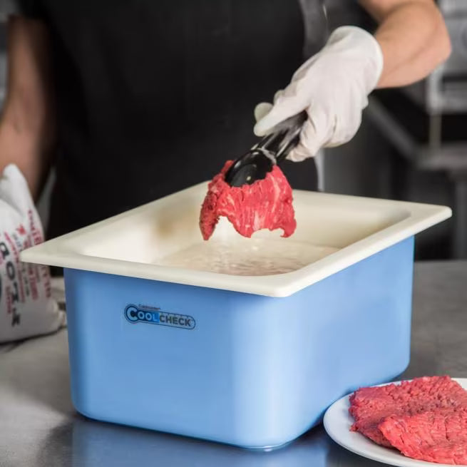 Monitor cold food temperatures with the 6 Quart White Blue Coldmaster CoolCheck Half Size Food Pan CM1101C1402. CoolCheck technology provides a visual temperature indicator while refrigerant gel keeps food at or below 40°F for up to 8 hours.
