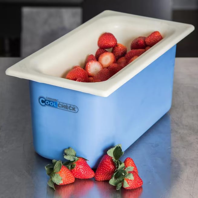 Monitor cold food temperatures with the 4 Quart White Blue Coldmaster CoolCheck Third Size Food Pan CM1102C1402. CoolCheck technology provides a visual temperature indicator while refrigerant gel keeps food at or below 40°F for up to 8 hours.