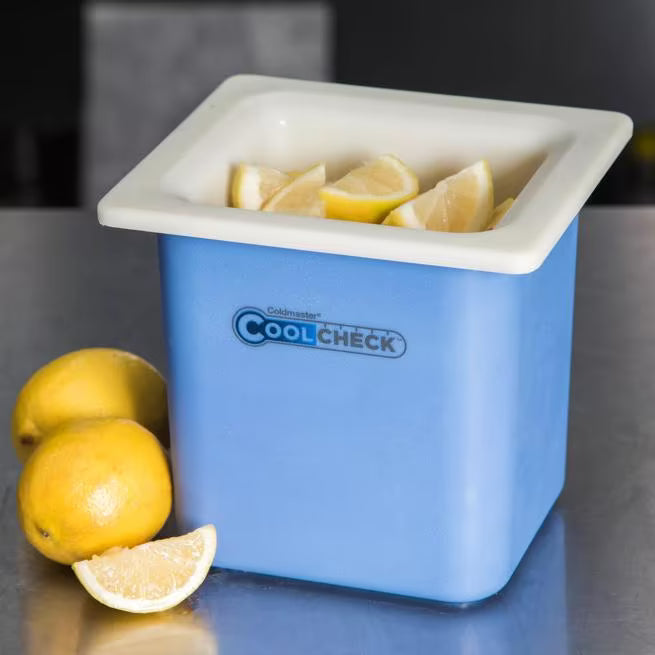 Monitor cold food temperatures with the 1.7 Quart White Blue Coldmaster CoolCheck Sixth Size High Capacity Food Pan CM1105C1402. CoolCheck technology visually indicates temperature changes while refrigerant gel keeps food at or below 40°F for up to 8 hours.