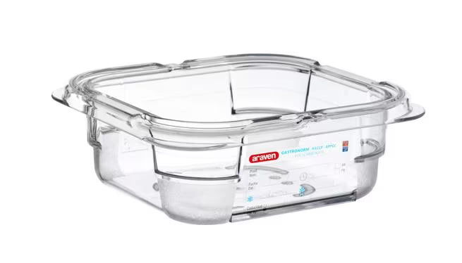 Organize food storage with the GN 1/6 Size 2.5 Inch Deep Clear Polycarbonate Food Pan 09796. Features an integrated traceability label, measuring scale, rounded edges and stain-resistant construction.