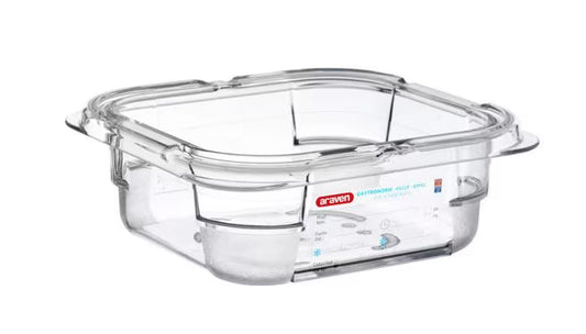 Organize food storage with the GN 1/6 Size 2.5 Inch Deep Clear Polycarbonate Food Pan 09796. Features an integrated traceability label, measuring scale, rounded edges and stain-resistant construction.