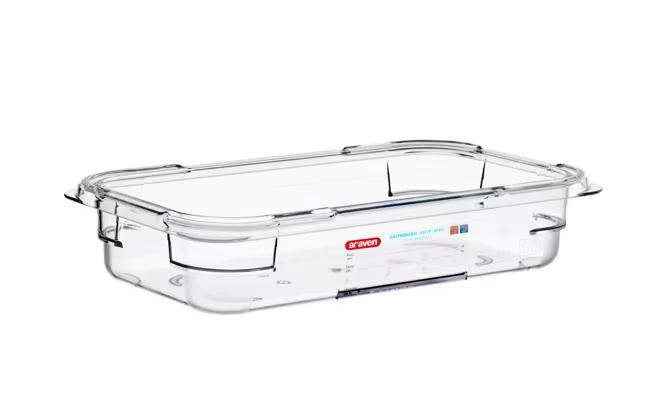 Organize food storage with the GN 1/4 Size 2.5 Inch Deep Clear Polycarbonate Food Pan 09816. Features an integrated traceability label, measuring scale, rounded edges and stain-resistant construction.