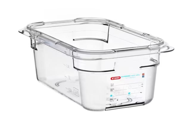 Organize food storage with the GN 1/4 Size 4 Inch Deep Clear Polycarbonate Food Pan 09817. Features an integrated traceability label, measuring scale, rounded edges and stain-resistant construction.