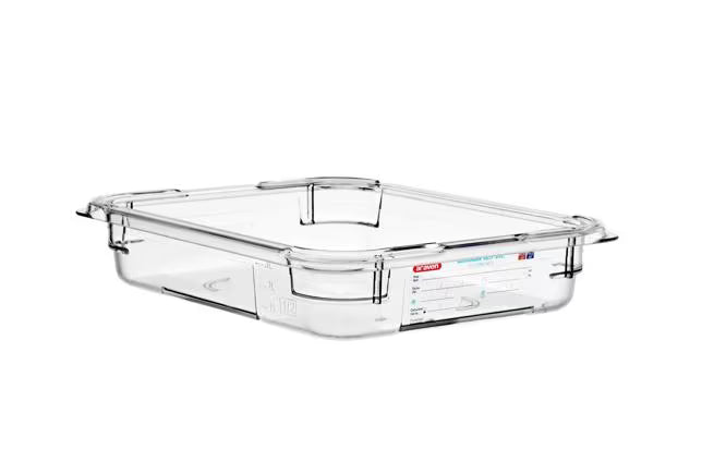 Organize food storage with the GN 1/2 Size 2.5 Inch Deep Clear Polycarbonate Food Pan 09821. Features an integrated traceability label, measuring scale, rounded edges and stain-resistant construction.
