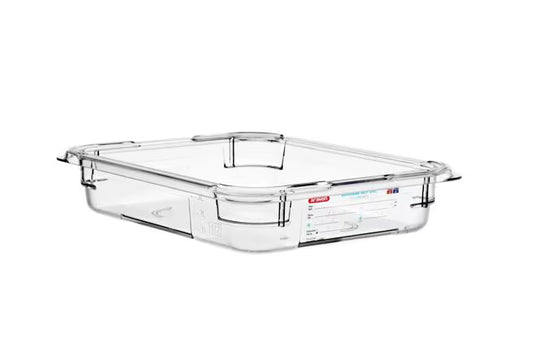Organize food storage with the GN 1/2 Size 2.5 Inch Deep Clear Polycarbonate Food Pan 09821. Features an integrated traceability label, measuring scale, rounded edges and stain-resistant construction.