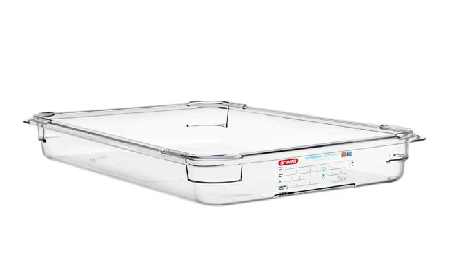 Organize food storage with the GN 1/1 Size 2.5 Inch Deep Clear Polycarbonate Food Pan 09826. Features an integrated traceability label, measuring scale, rounded edges and stain-resistant construction.