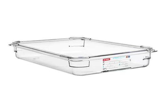 Organize food storage with the GN 1/1 Size 2.5 Inch Deep Clear Polycarbonate Food Pan 09826. Features an integrated traceability label, measuring scale, rounded edges and stain-resistant construction.