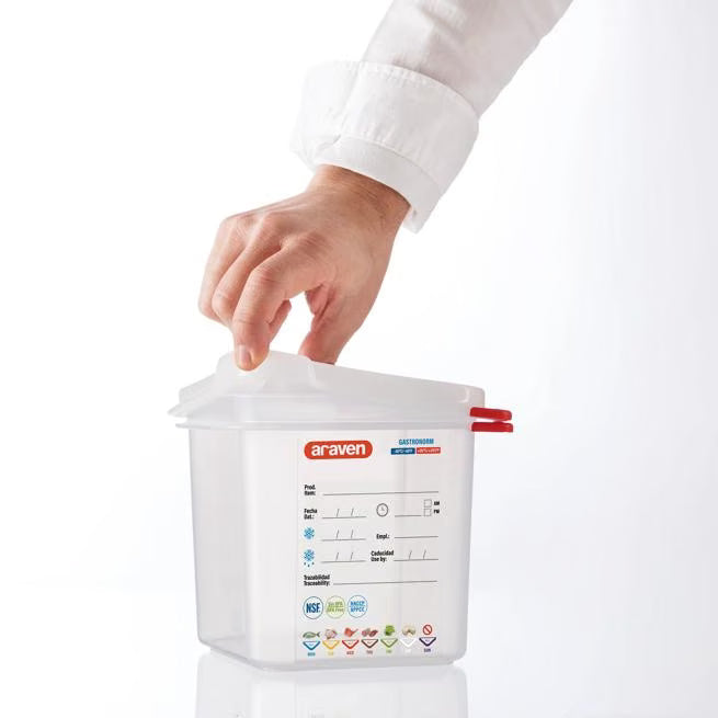 Store and preserve food efficiently with the GN 1/2 Size 4 Inch Deep 6.8 Qt Translucent Polypropylene Food Pan with Airtight Lid 03033. Features a double airtight seal, integrated label, ColorClip identification, and measurement indicators.