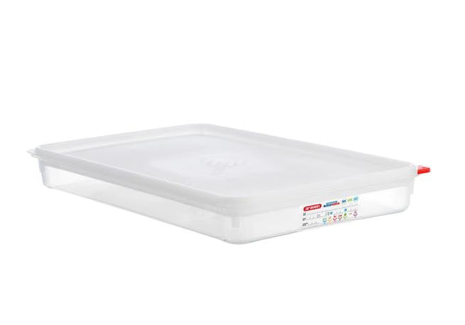 Store and preserve food efficiently with the Full Size 2.5 Inch Deep 8.5 Qt Translucent Polypropylene Food Pan with Airtight Lid 03044. Features a double airtight seal, integrated label, ColorClip identification, and measurement indicators.