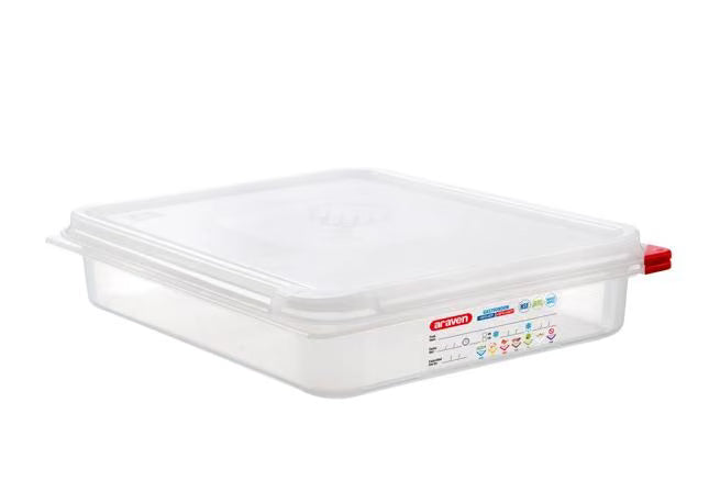 Store and preserve food efficiently with the GN 1/2 Size 2.5 Inch Deep 4.2 Qt Translucent Polypropylene Food Pan with Airtight Lid 03032. Features a double airtight seal, integrated label, ColorClip identification, and measurement indicators.