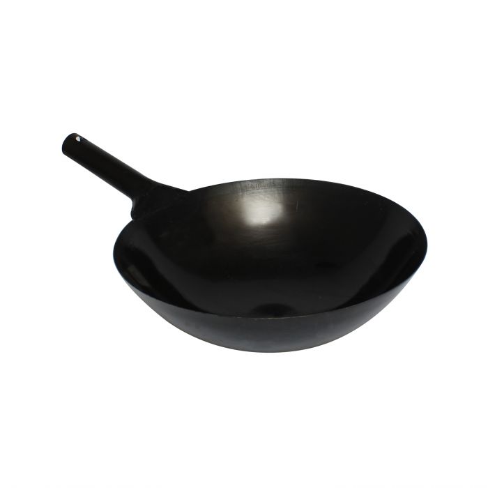 Thunder Group Taiwan Wok is engineered for traditional Asian cooking and high-heat applications. Measuring 16 inches in diameter with a 4 1/2-inch depth, this heavy-duty cast iron wok delivers excellent heat retention and even distribution. It features a sturdy 6 1/2-inch handle for enhanced control and safe handling, making it ideal for professional kitchens. 