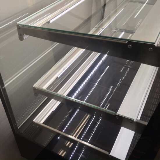 The Marchia TMB36 36-inch Refrigerated Bakery Display Case with straight glass, ideal for displaying a range of baked goods, pastries, and desserts while ensuring they stay fresh and cool. Perfect for bakeries, cafés, and delis.