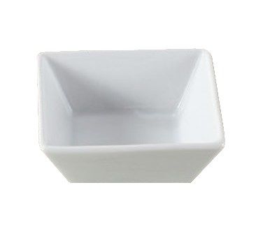 Yanco Deep Dessert Bowl ML-703 is an elegant and durable addition to any dining establishment. Made from high-quality porcelain with a stylish glaze finish, this bowl offers excellent resistance to mechanical damage and temperature changes. Its deep round design is perfect for serving fruit salads, ice cream, and other desserts. Ideal for fine-dining restaurants, catered events, hotels, and outdoor dining areas, this bowl combines practicality with sophistication. 