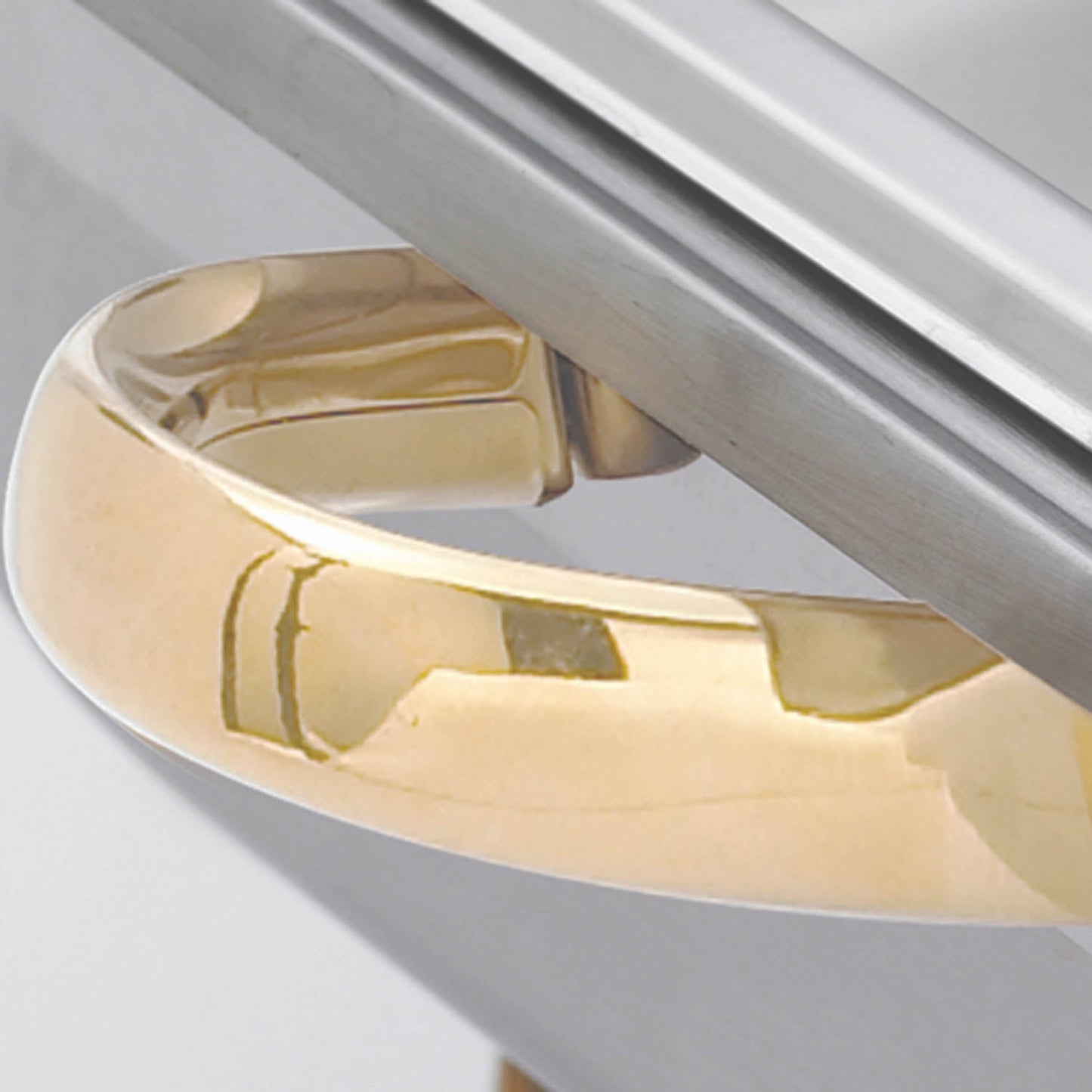 the malibu chafing dish is the perfect addition to any get together It can hold up to eight quarts of food and is made of stainless steel durable and easy to clean chafing dish deluxe set for catering large gatherings dining easy refills transportation dent rust resistant safe for food keeps food warm for longer