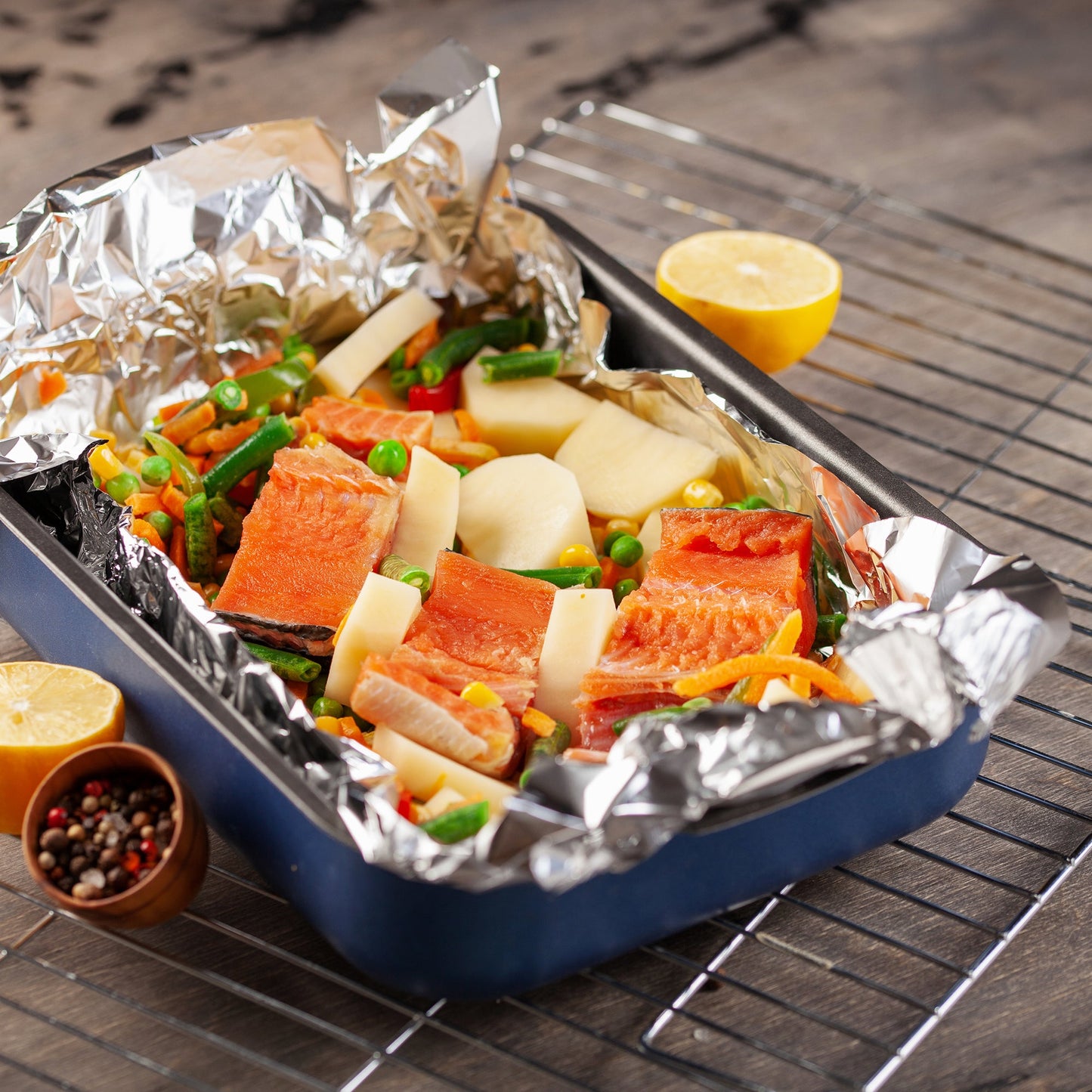 Food Service Aluminum Foil Roll with Sturdy Corrugated Cutter Box