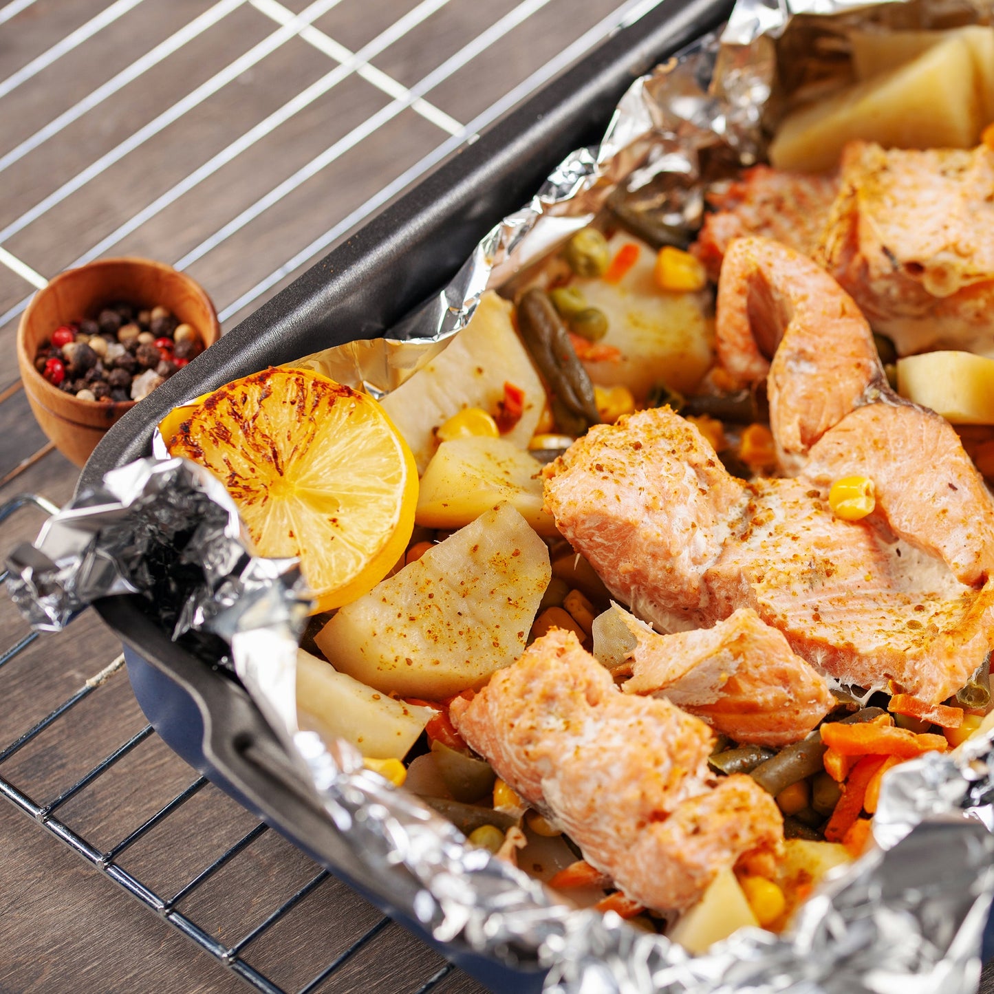 Food Service Aluminum Foil Roll with Sturdy Corrugated Cutter Box